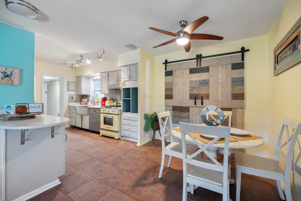 Dining Area | Dishes & Flatware Provided