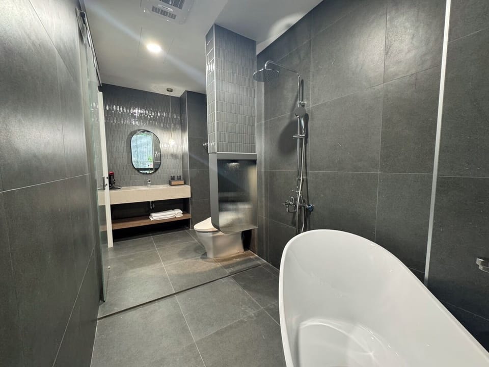 Deluxe Double or Twin Room | Bathroom | Hair dryer, towels, soap, shampoo