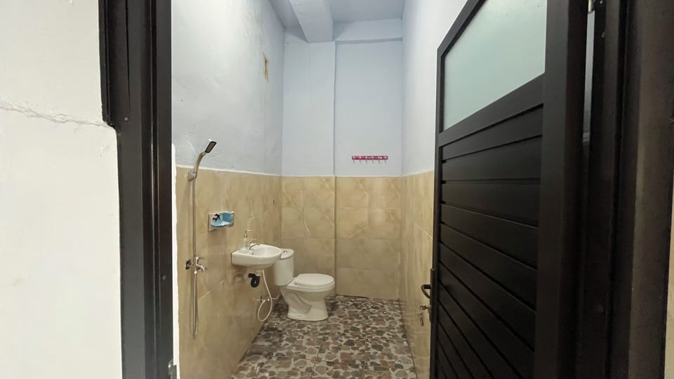 Standard Room | Bathroom | Shower, rainfall showerhead, towels