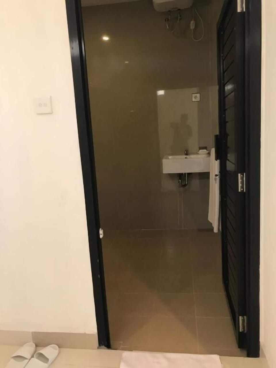 Basic Double Room, Balcony, Courtyard View | Bathroom | Shower, free toiletries, slippers, bidet