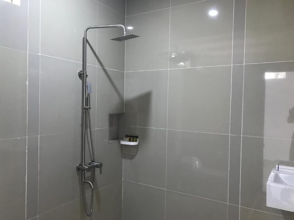Twin Room, Balcony, Courtyard View | Bathroom | Shower, free toiletries, slippers, bidet
