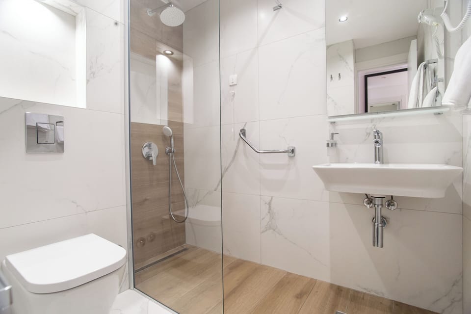 Premium Double or Twin Room, Balcony | Bathroom | Shower, hair dryer, towels, soap