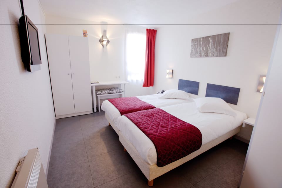 Twin Room | Desk, soundproofing, iron/ironing board, rollaway beds