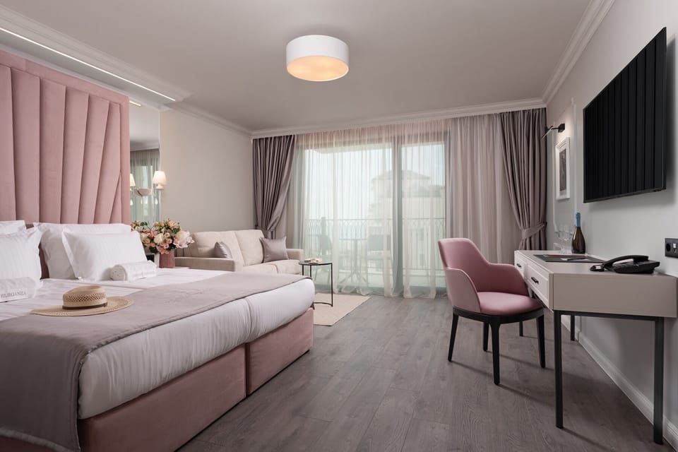Deluxe Room Grazia Side Sea View | Premium bedding, minibar, in-room safe, desk