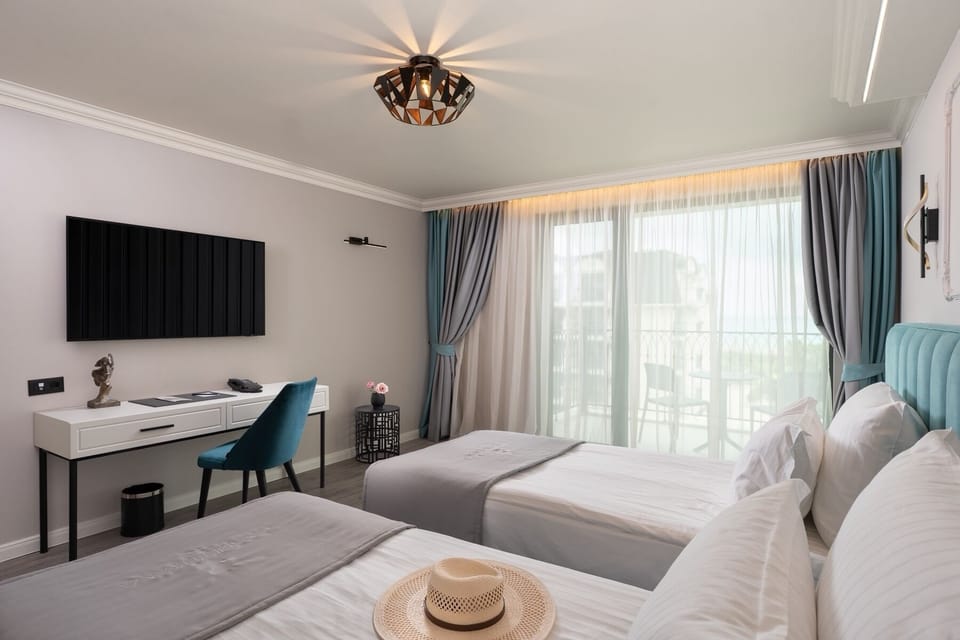 Deluxe Room Finesse Side Sea View | Premium bedding, minibar, in-room safe, desk