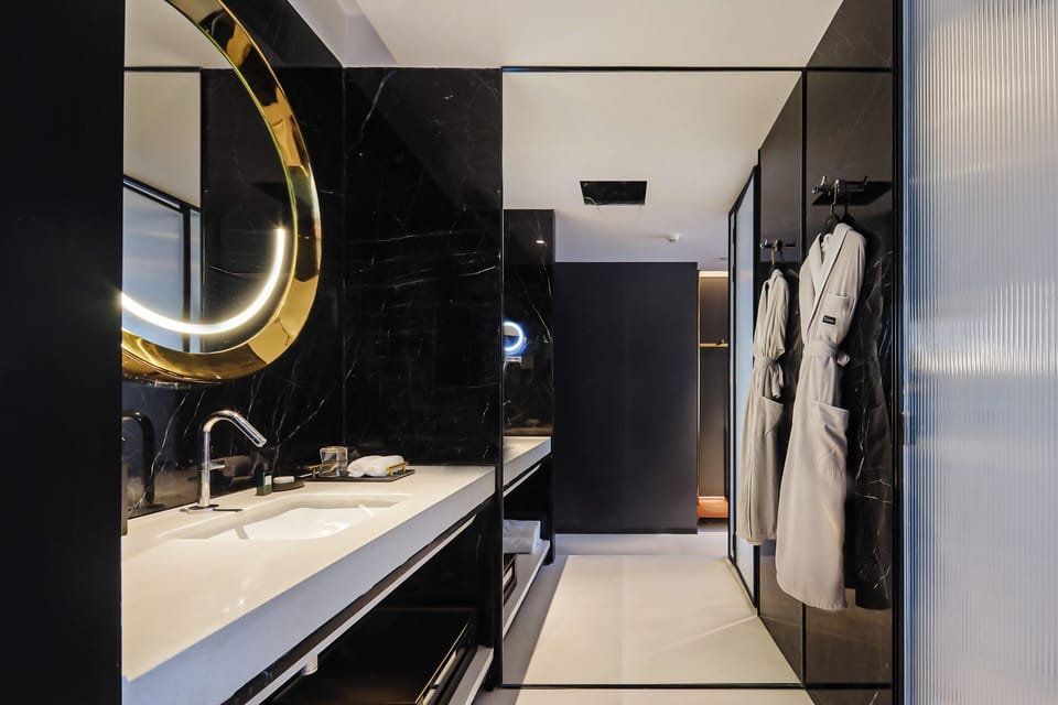 Peninsula River View 2-Bedroom Suite (1 King + 1 Twin + 1 Electric SofaBed, 2 Bathrooms, 2 Hot Tubs) | Down comforters, in-room safe, blackout drapes, soundproofing