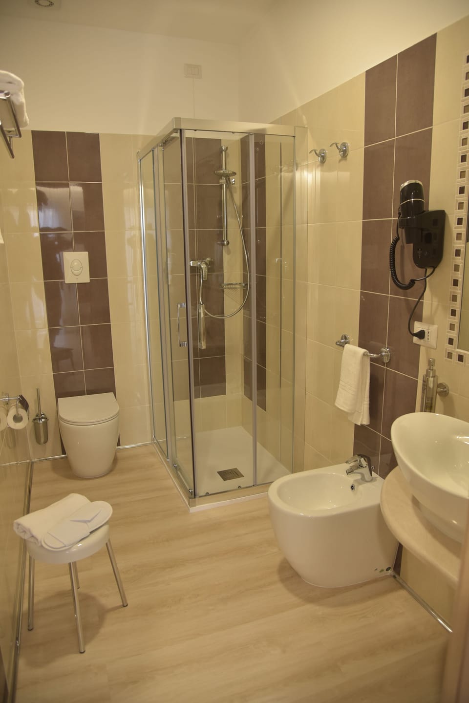 Deluxe Room, 1 King Bed, Garden View | Bathroom | Hair dryer, slippers, bidet, towels