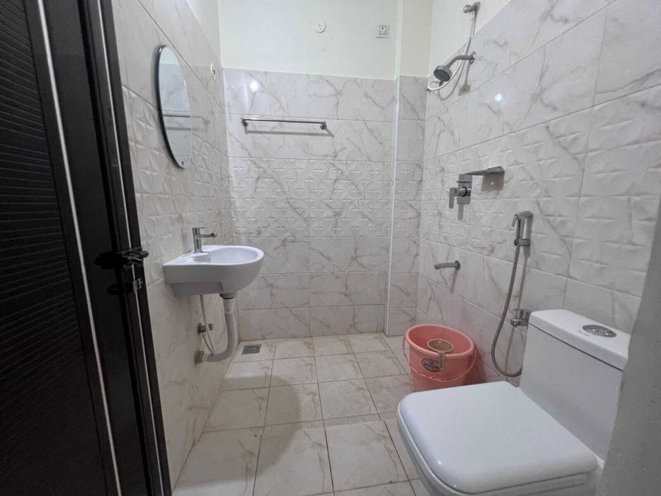 Deluxe Room, Mountain View | Bathroom | Shower, rainfall showerhead, free toiletries, towels