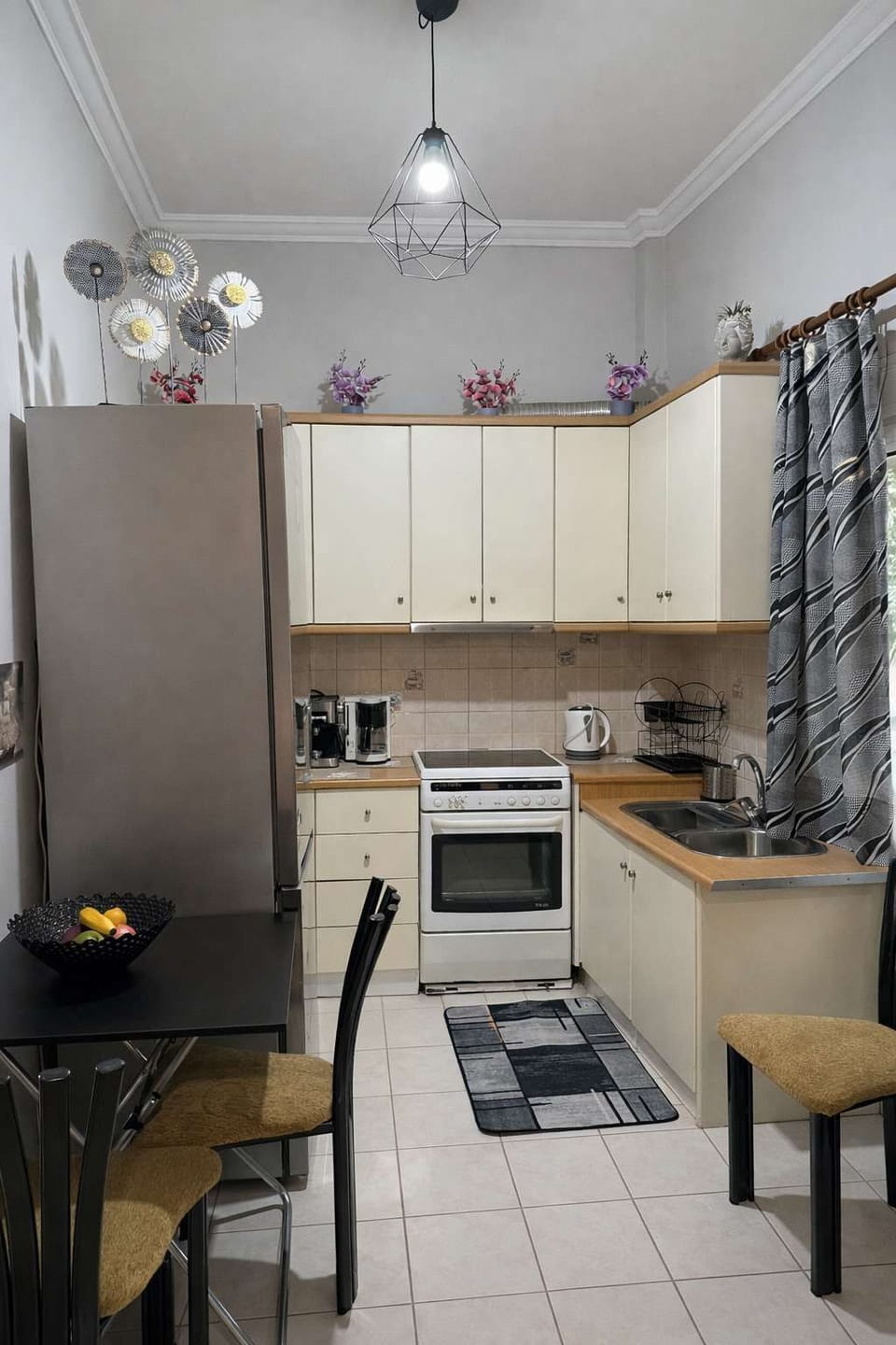 Fully Equipped Kitchen with Dining Table