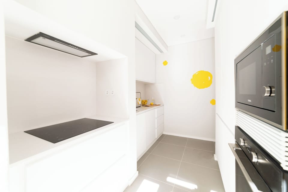 Standard Apartment, 4 Bedrooms (Alameda) | Private kitchen | Fridge, microwave, oven, stovetop