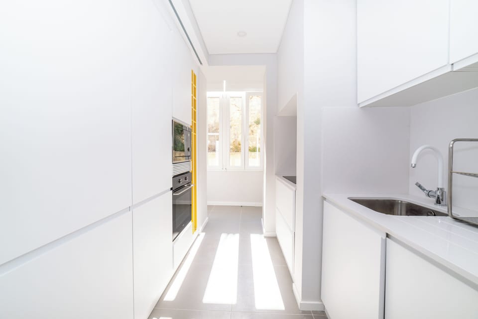 Standard Apartment, 4 Bedrooms (Alameda) | Private kitchen | Fridge, microwave, oven, stovetop