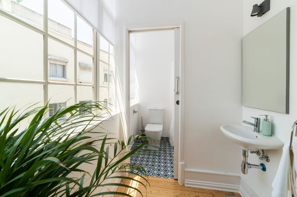 Comfort Apartment, 4 Bedrooms (Desterro Historical 4) | Bathroom | Hair dryer, soap, shampoo, toilet paper