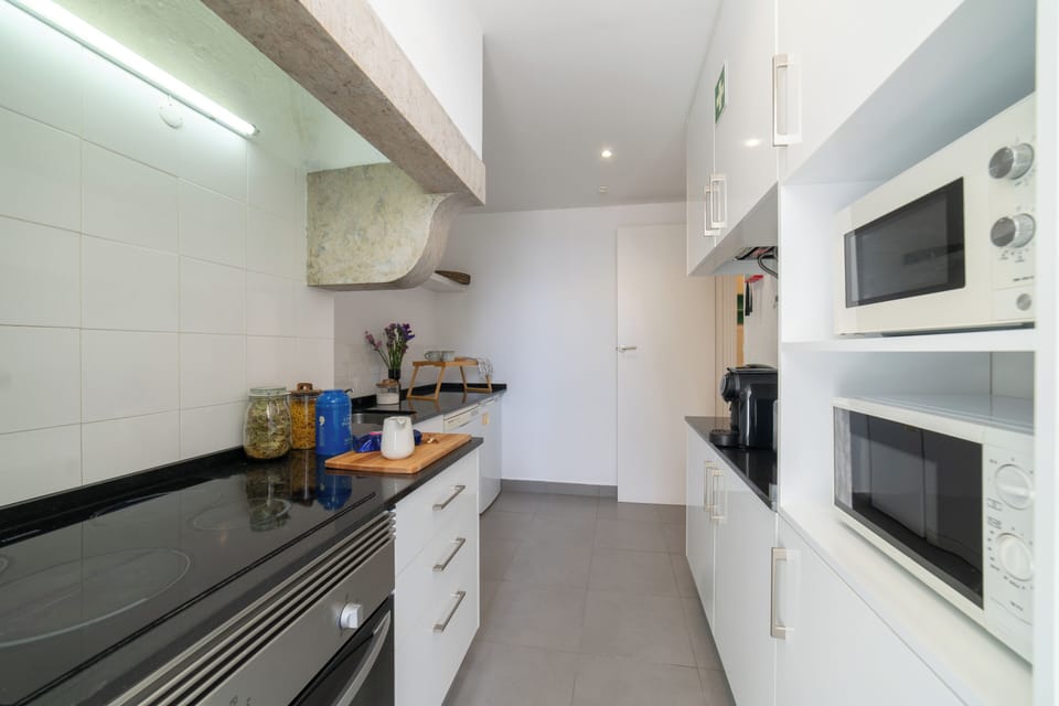 Comfort Apartment, 4 Bedrooms (Desterro Historical 4) | Private kitchen | Fridge, microwave, oven, stovetop