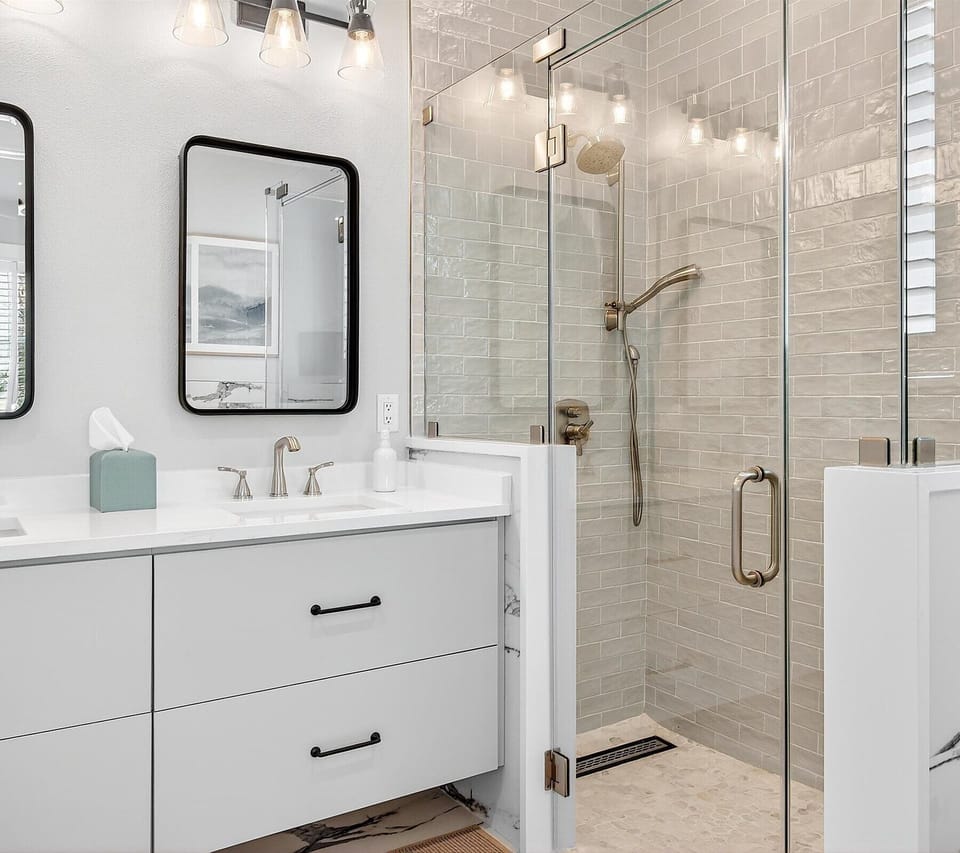 King Bathroom, 1st Floor