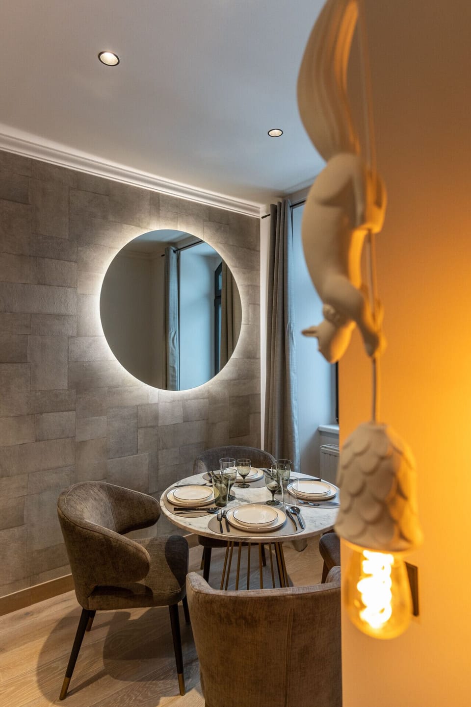 Badezimmer mit beleuchtetem Rundspiegel