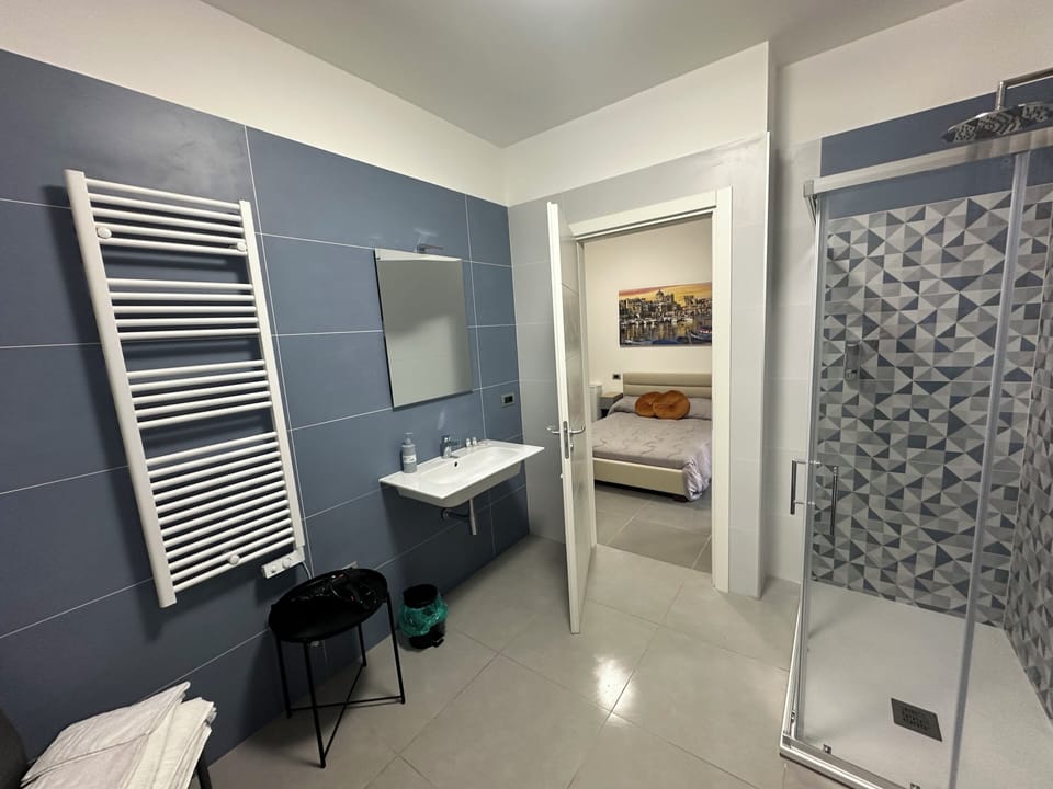 Deluxe Double Room, Balcony | Bathroom