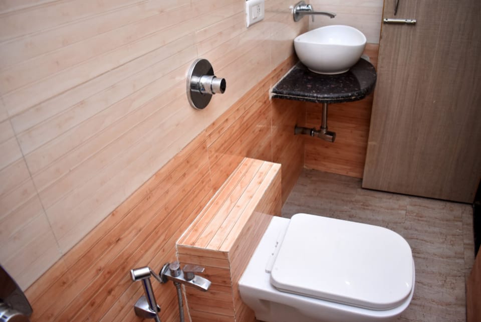 Deluxe Double Room, City View | Bathroom | Shower, free toiletries, towels