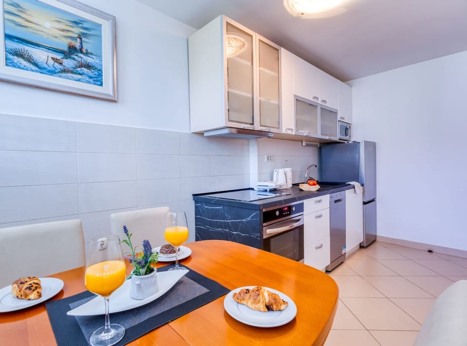 Apartment (OneBedroom Apartment with parking) | Dining room