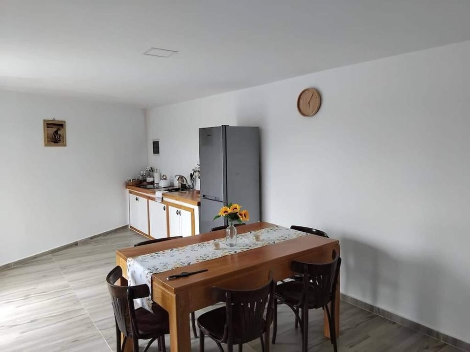Apartment, 2 Bedrooms, Accessible, Smoking | Dining room