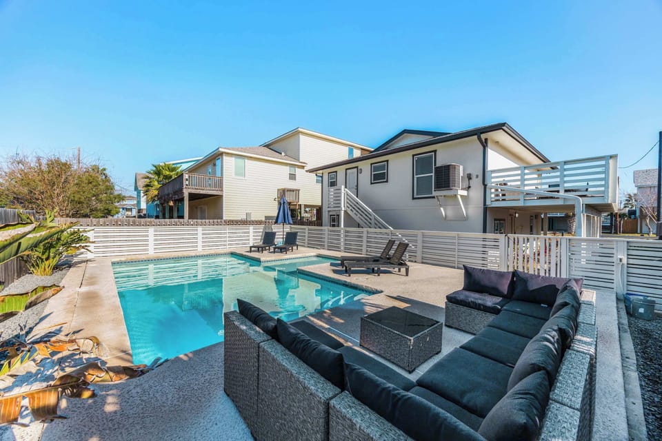 Outdoor pool, pool umbrellas, sun loungers