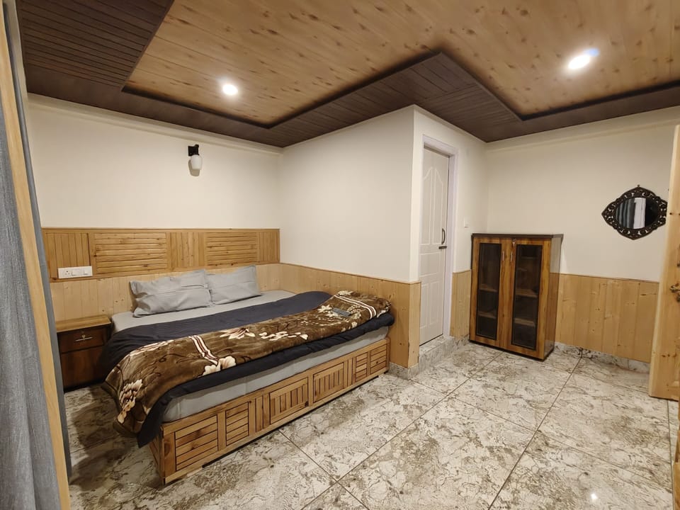 Deluxe Single Room, Balcony, Mountain View | Laptop workspace, free WiFi