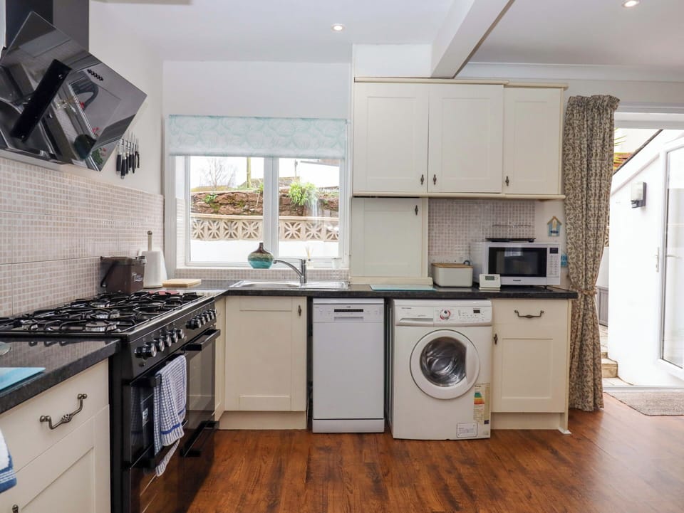 Dishwasher, cookware/dishes/utensils