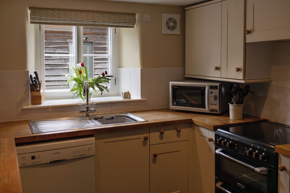 Cottage | Private kitchen | Dishwasher, cookware/dishes/utensils
