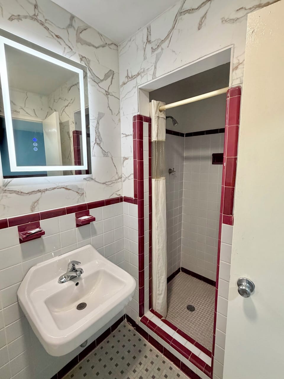 Deluxe Double Room | Bathroom | Shower, towels, soap, shampoo