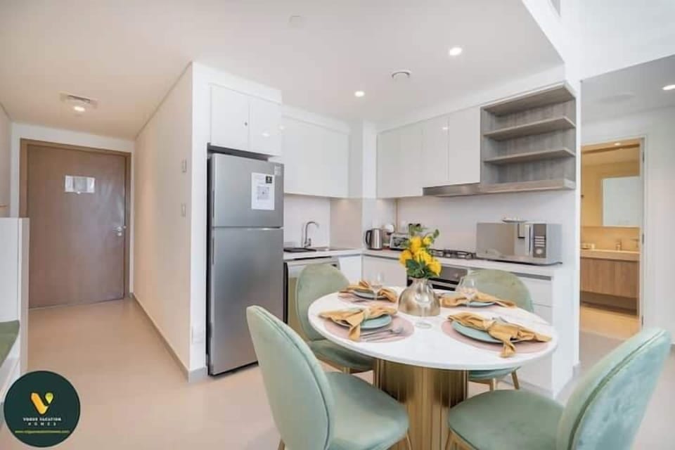 Luxury Apartment, Balcony, City View | In-room dining