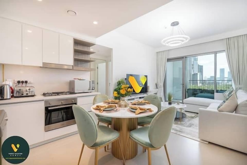 Luxury Apartment, Balcony, City View | In-room dining