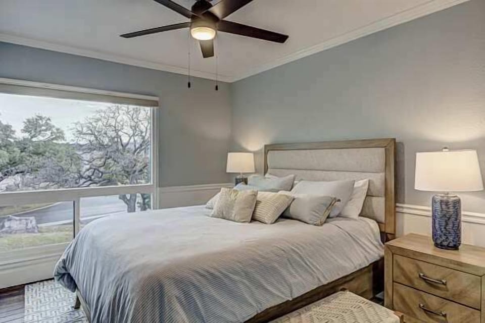 Guest Bedroom: Queen Bed, Smart TV & Access to shared Jack-and-Jill Bath.