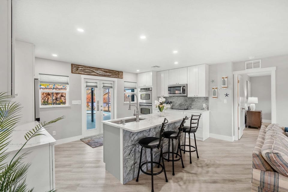 House (3 Bedrooms) | Private kitchen | Fridge, microwave, oven, stovetop