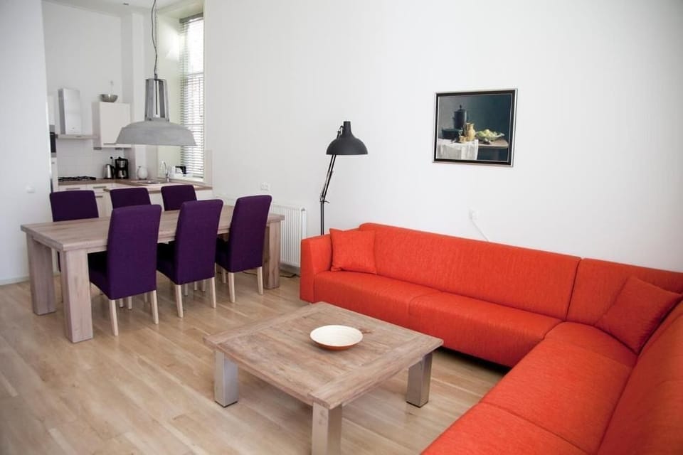 Apartment, Courtyard View | Living area | 32-inch flat-screen TV with cable channels