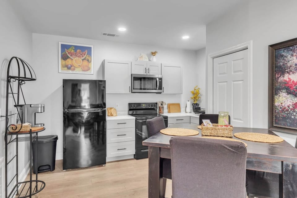 Kitchen & Dining