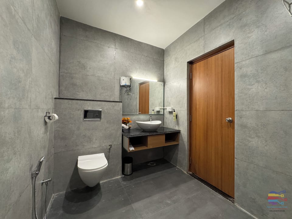 Family Room | Bathroom | Shower, towels, soap, shampoo