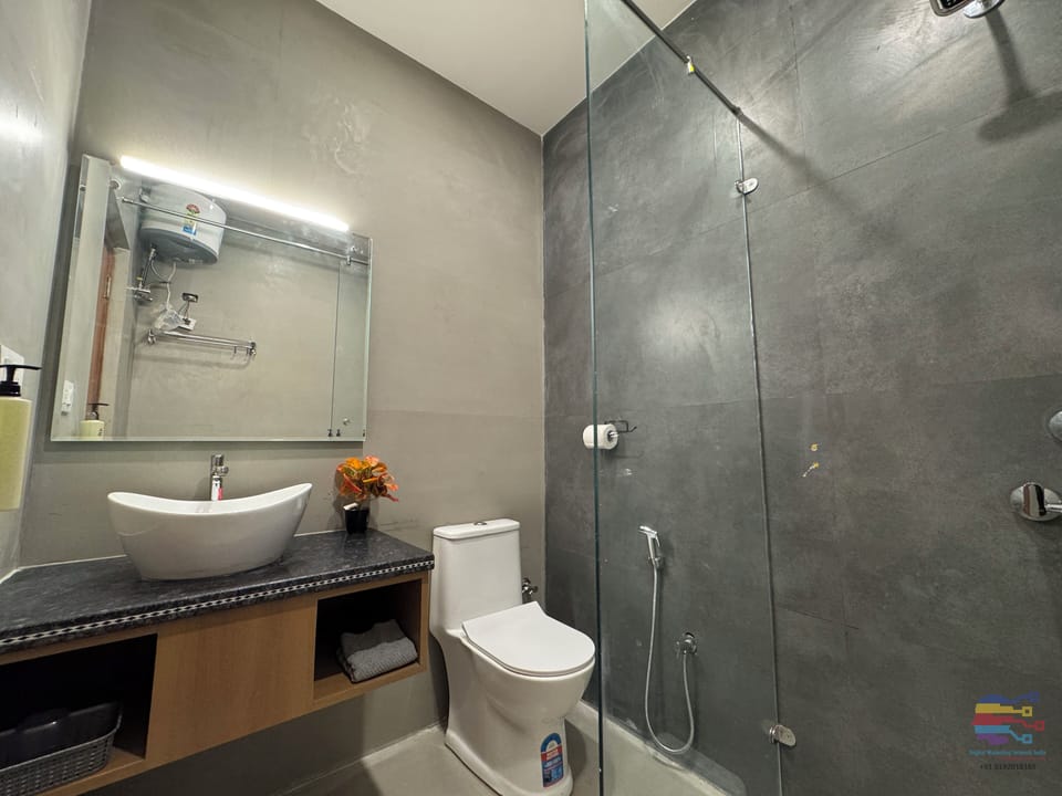 Comfort Room, Balcony, City View | Bathroom | Shower, towels, soap, shampoo