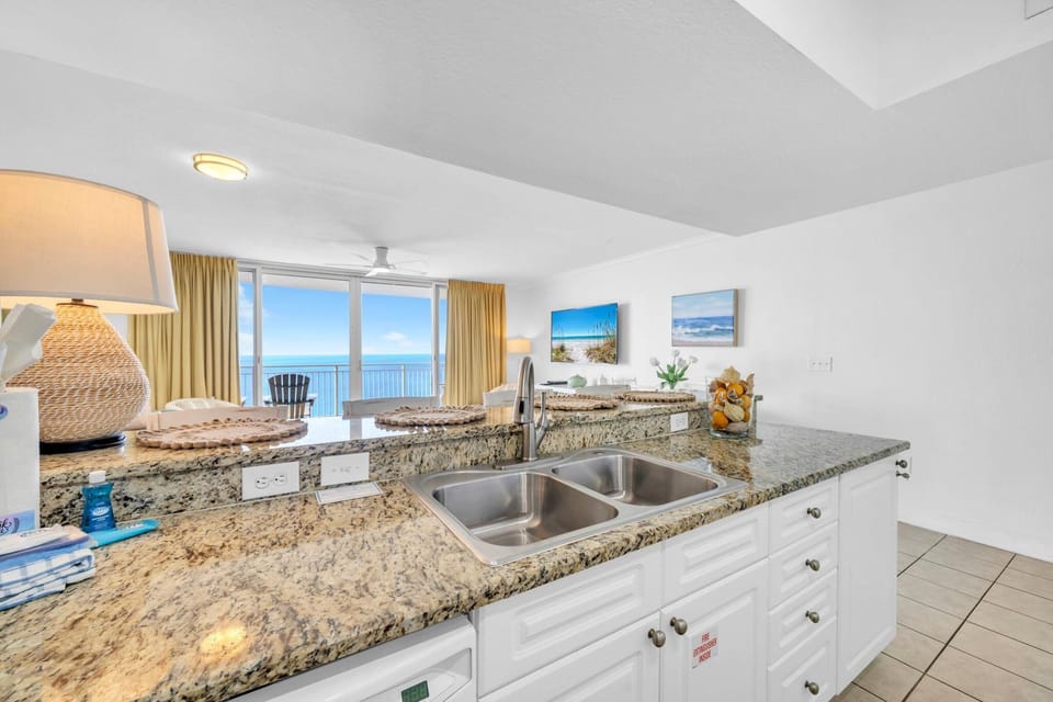 Condo, 1 King Bed with Sofa bed (Emerald Beach 1928) | Private kitchen