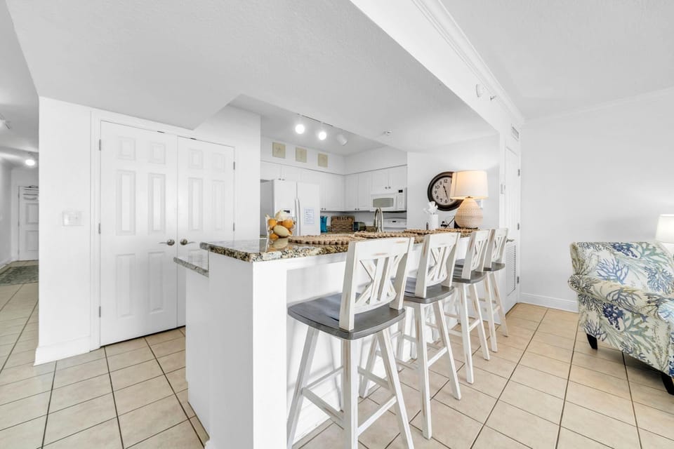Condo, 1 King Bed with Sofa bed (Emerald Beach 1928) | Dining