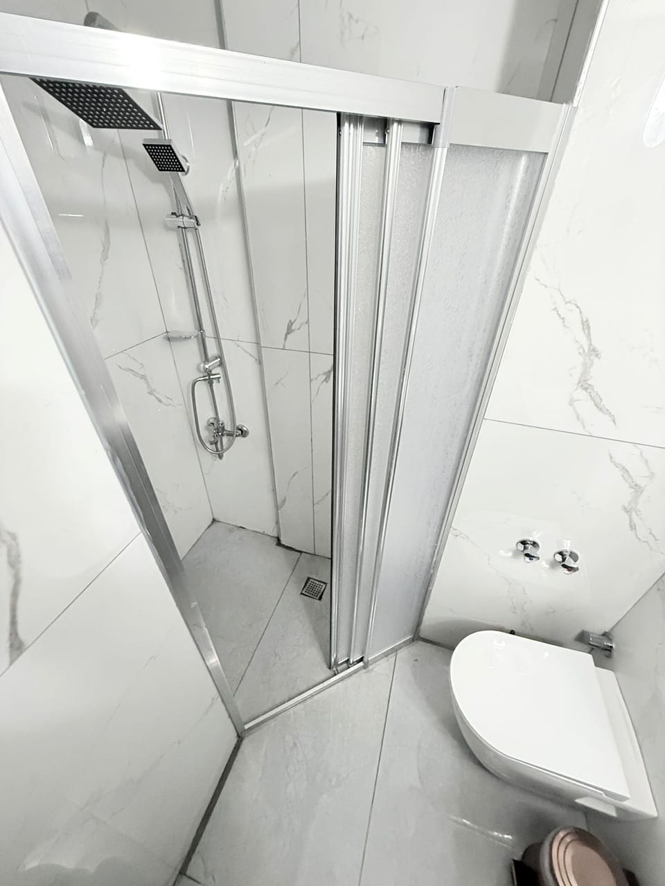 Shower, hydromassage showerhead, free toiletries, hair dryer