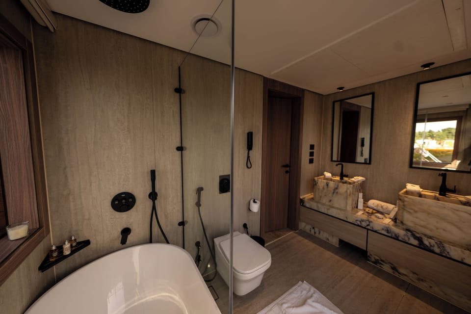 Royal Suite, Balcony | Bathroom | Bathtub, towels, soap, shampoo