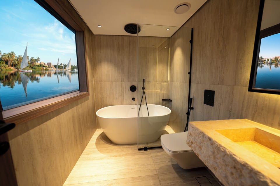 Luxury Room | Bathroom | Bathtub, towels, soap, shampoo