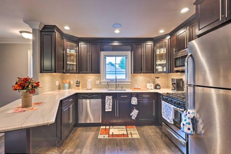 Kitchen | Open-Concept Design | Stainless Appliances