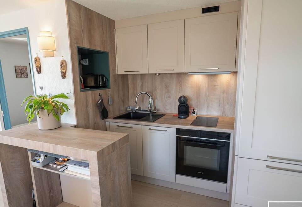 Fully equipped kitchen with dishwasher, Dolce Gusto coffee machine, etc.