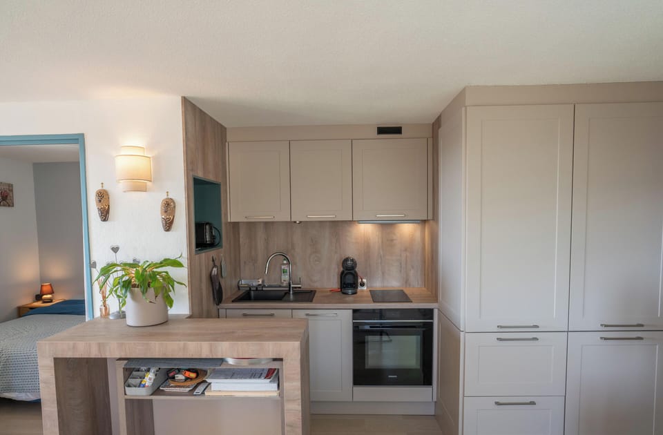 Fully equipped kitchen with dishwasher, Dolce Gusto coffee machine...
