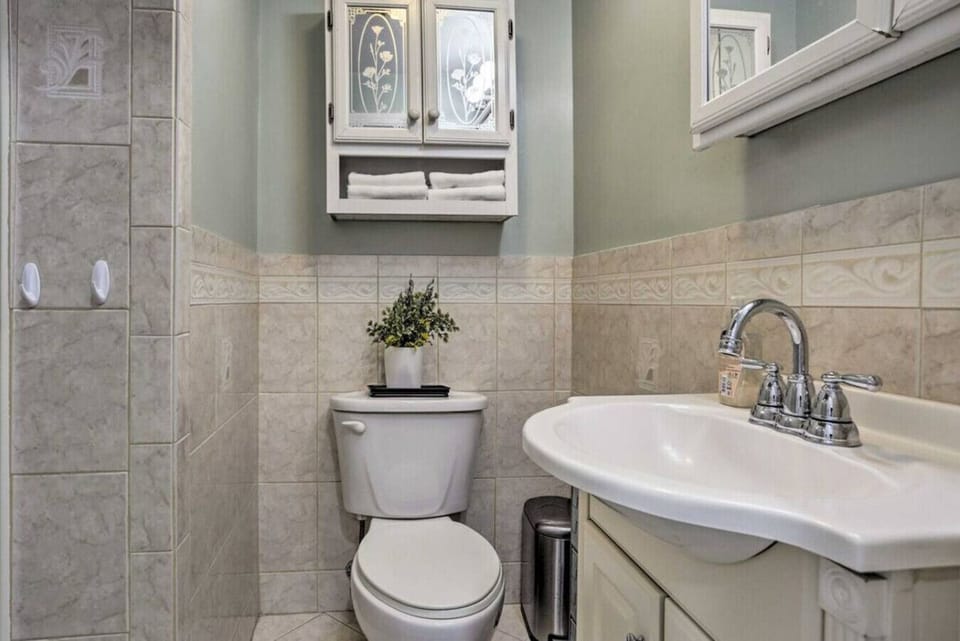 Full Bathroom 1| Towels Provided