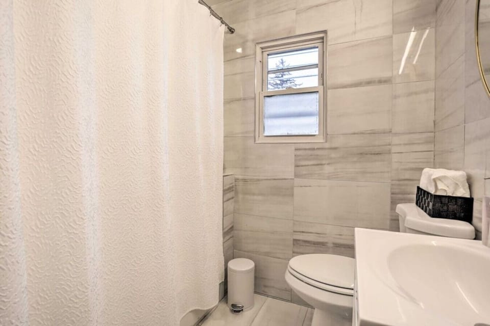 Full Bathroom 2