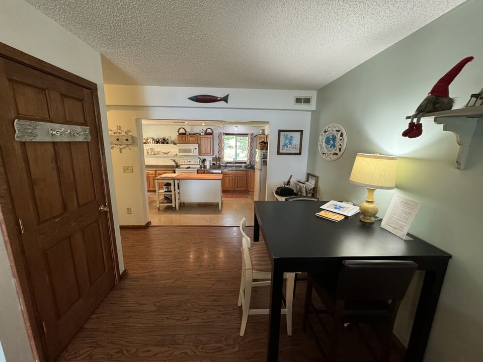 Workspace area between kitchen and livingroom