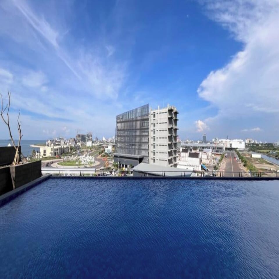 2 indoor pools, 2 outdoor pools, open open 24 hours, sun loungers