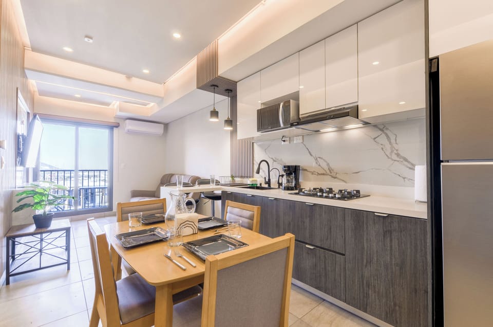 Comfort Suite, Balcony, City View | Dining room