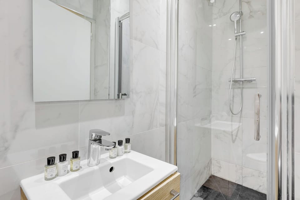 Découvrez une salle de bain moderne et élégante, conçue pour vous offrir un moment de détente notamment avec son bain et de bien-être absolu